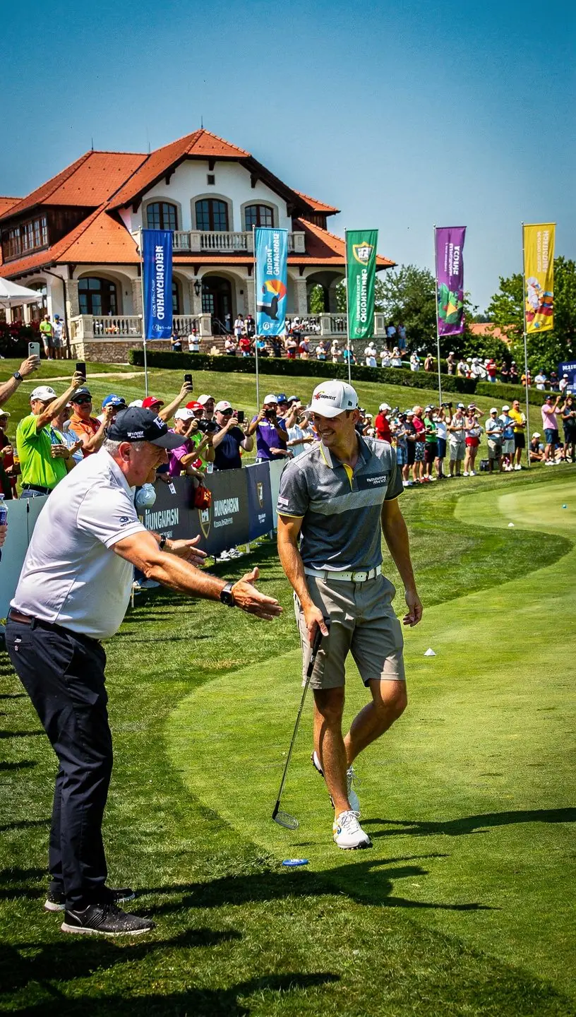 Golf oktató, aki a helyes lendület technikáját magyarázza.